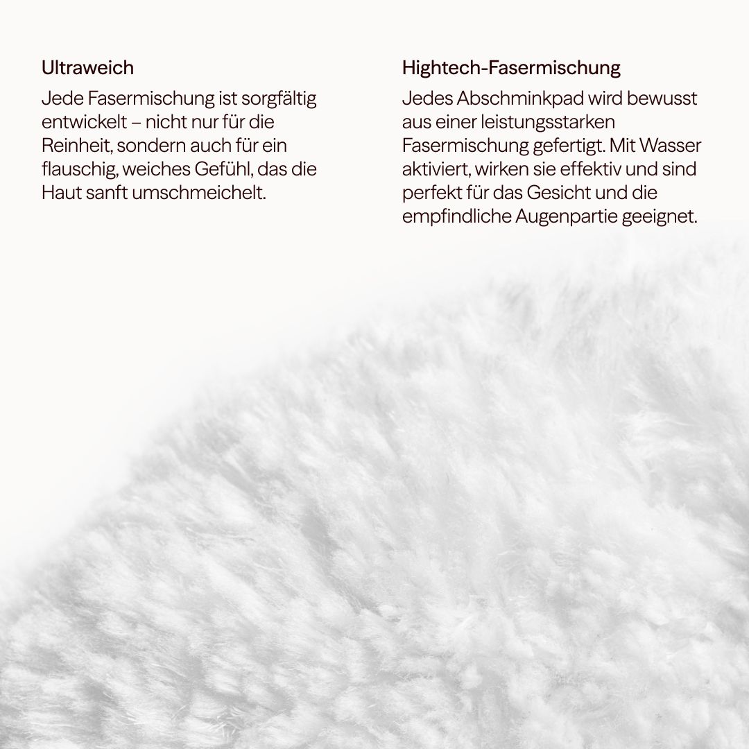 Nahaufnahme der Textur eines weißen Abschminkpads. Textabschnitte beschreiben die Eigenschaften des Produkts.