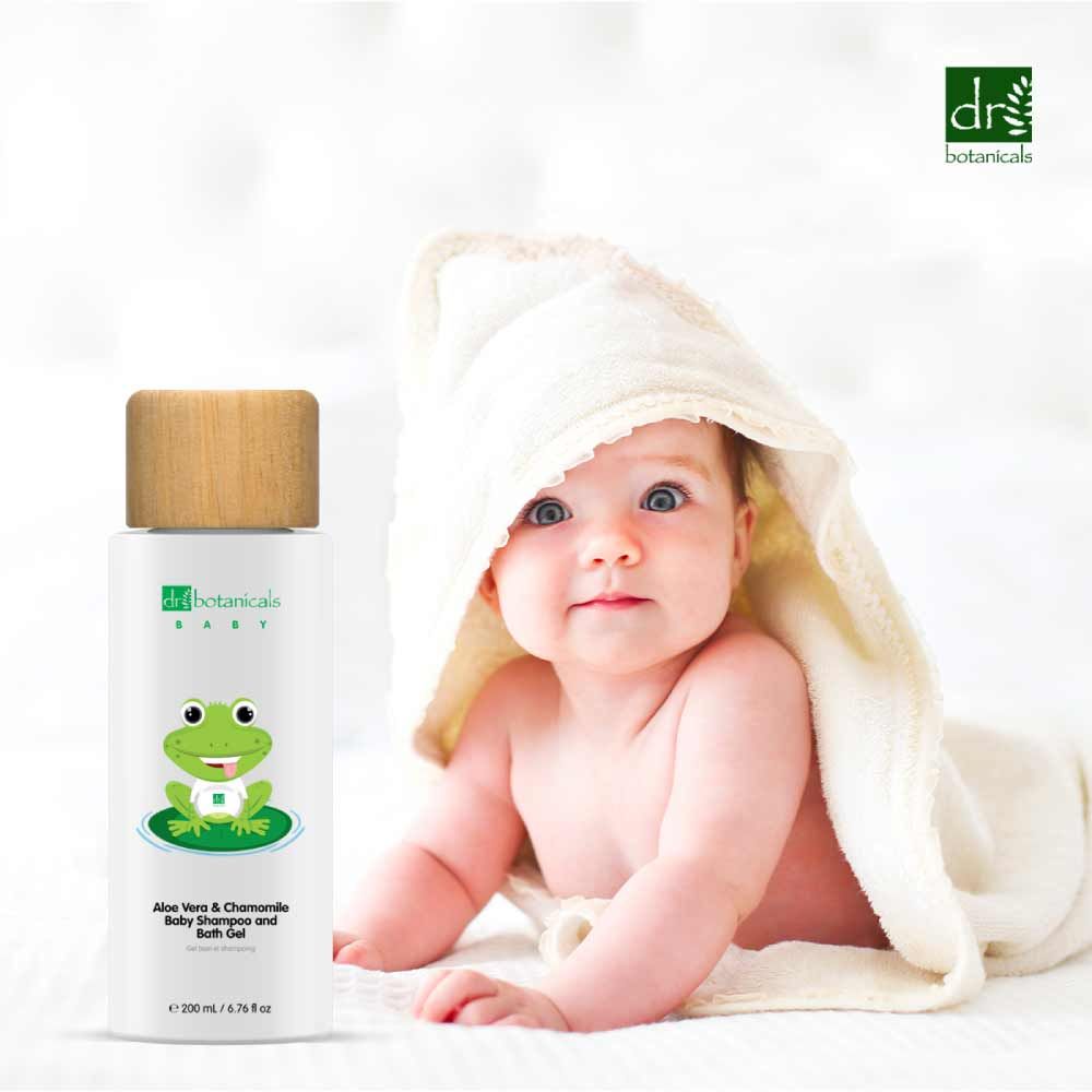 Weißes Fläschchen mit Holzdeckel. Etikett mit Frosch-Illustration und Text. Baby mit Handtuch auf weißem Hintergrund.