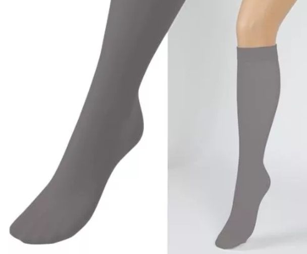 Zwei graue Kompressionsstrümpfe. Beinansicht. Produkt: Linea Cotton. Glatte Oberfläche.