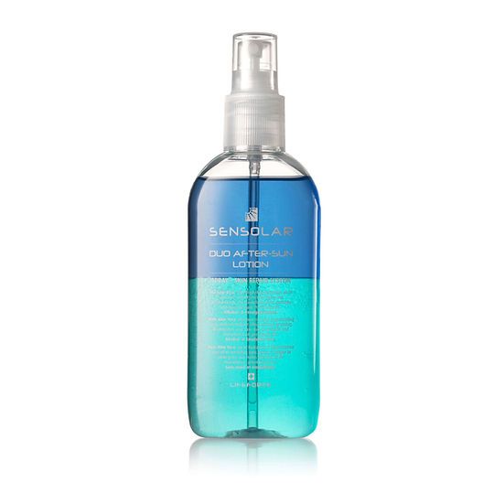 Transparente Flasche mit blau-türkisfarbener Flüssigkeit. Aufschrift: Sensolar Duo After-Sun Lotion. Mit Sprühkopf.
