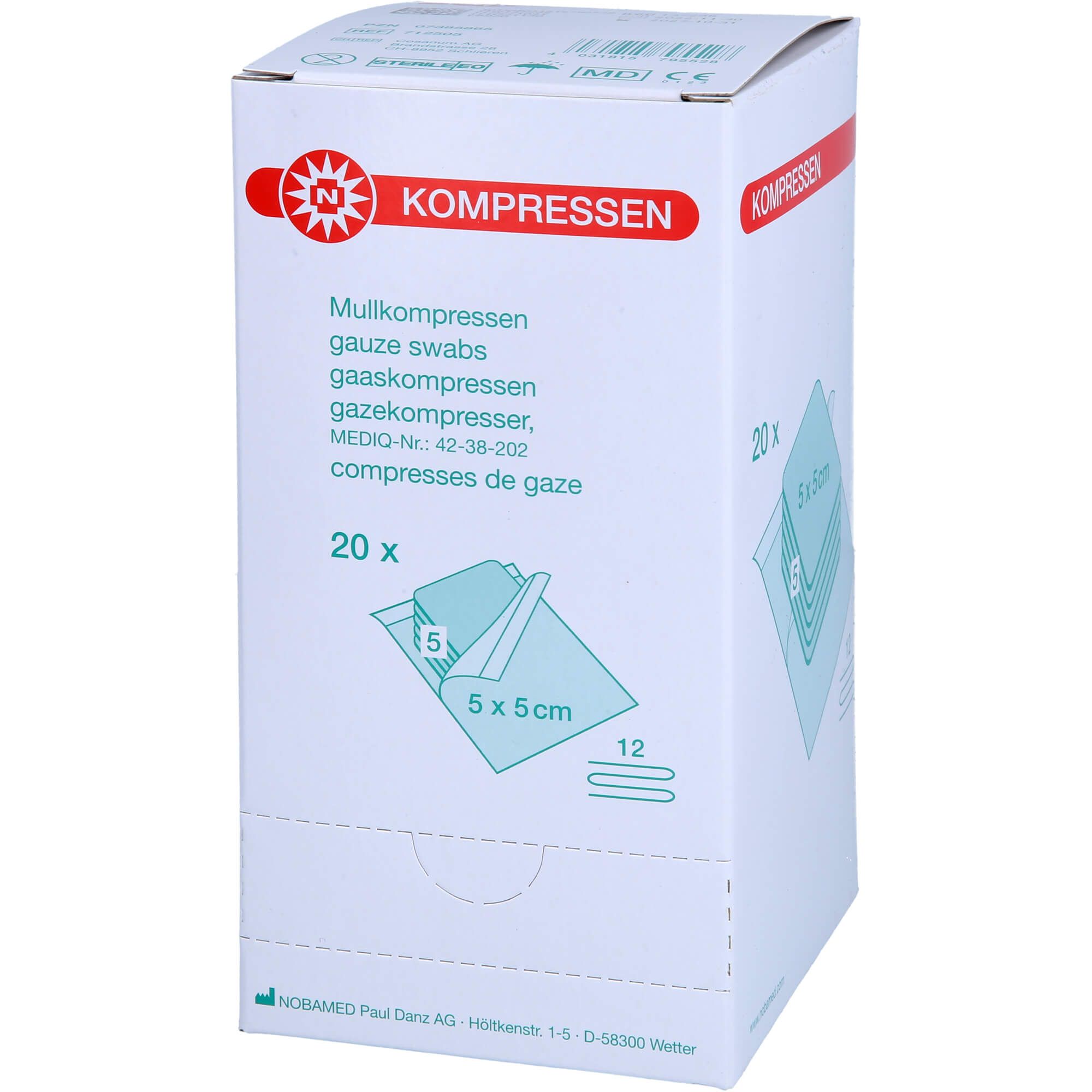 Weiße Kartonverpackung mit roter Schrift. Aufdruck: Kompressen, Mullkompressen, 20 Stück, 5 x 5 cm. Gezeigt ist eine einzelne Kompresse.