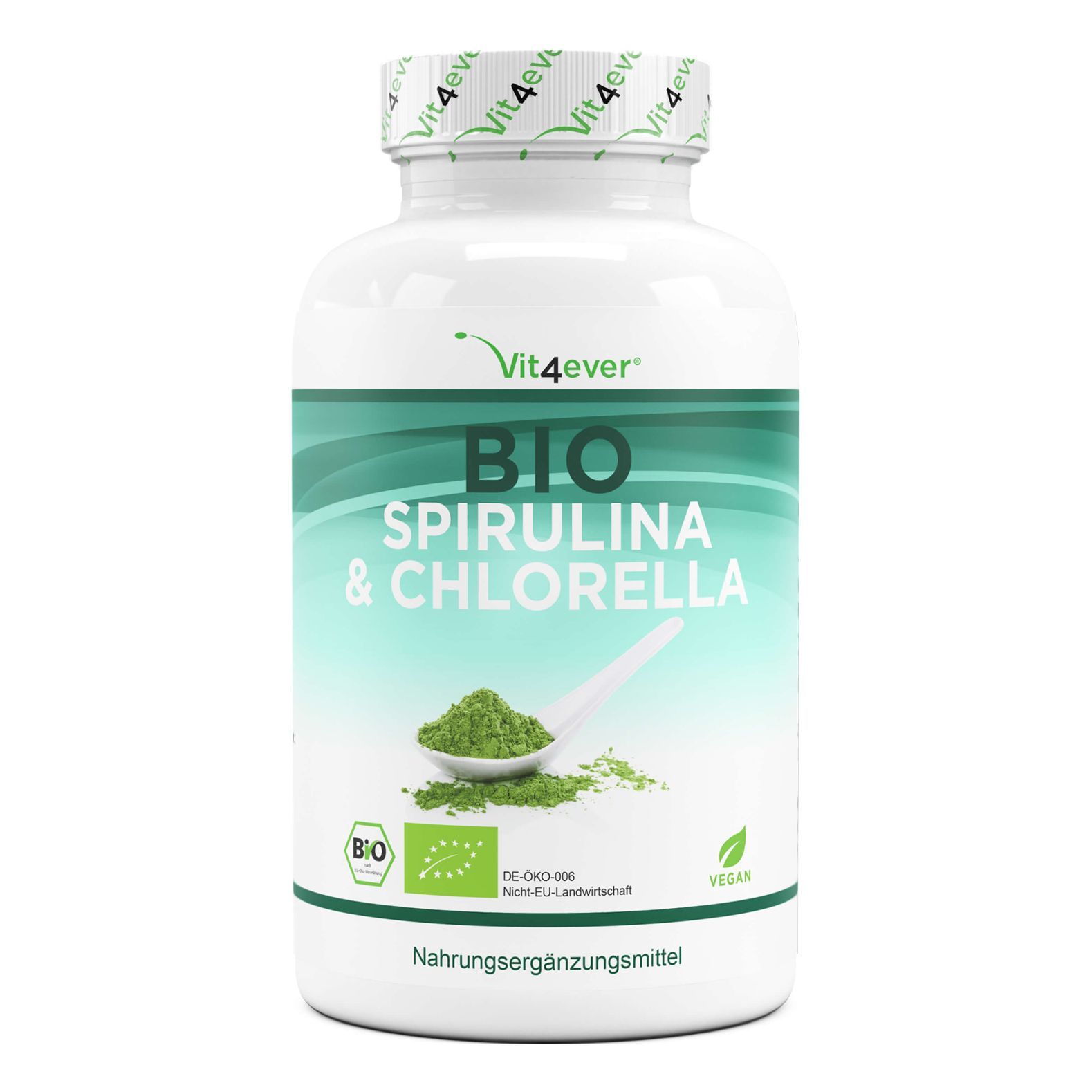 Weiße Flasche mit grünem Etikett. Aufschrift: Bio Spirulina & Chlorella. Bio-Siegel und Vegan-Logo. Grünes Pulver auf Löffel.