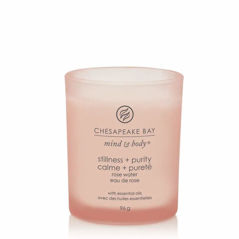 Rosa Kerzenglas mit Aufschrift Chesapeake Bay mind & body, Rose Water. Mit ätherischen Ölen. 96g.