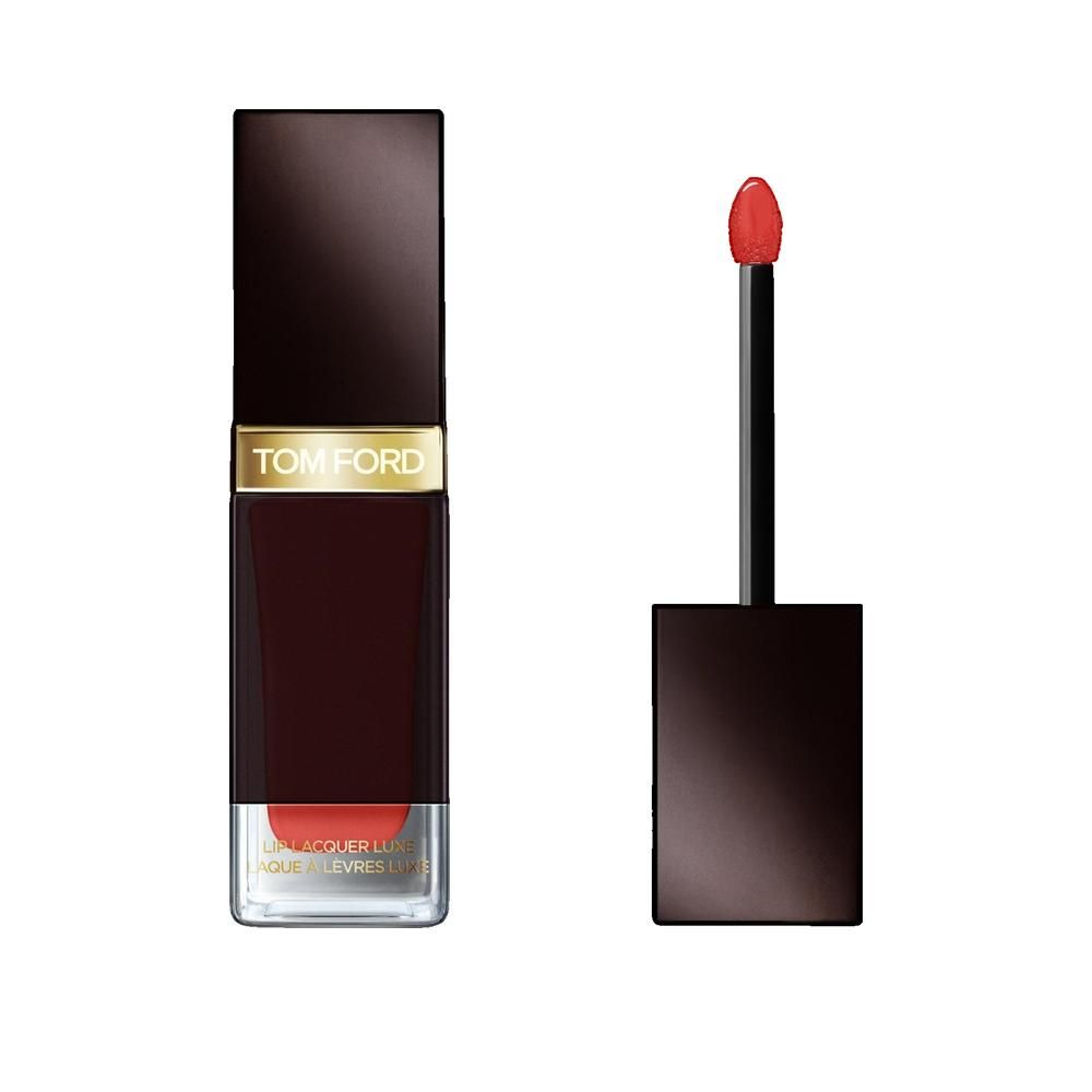 Lippenlack mit Applikator. Schwarzer Deckel, goldener Streifen mit TOM FORD. Korallenfarbener Lack sichtbar.