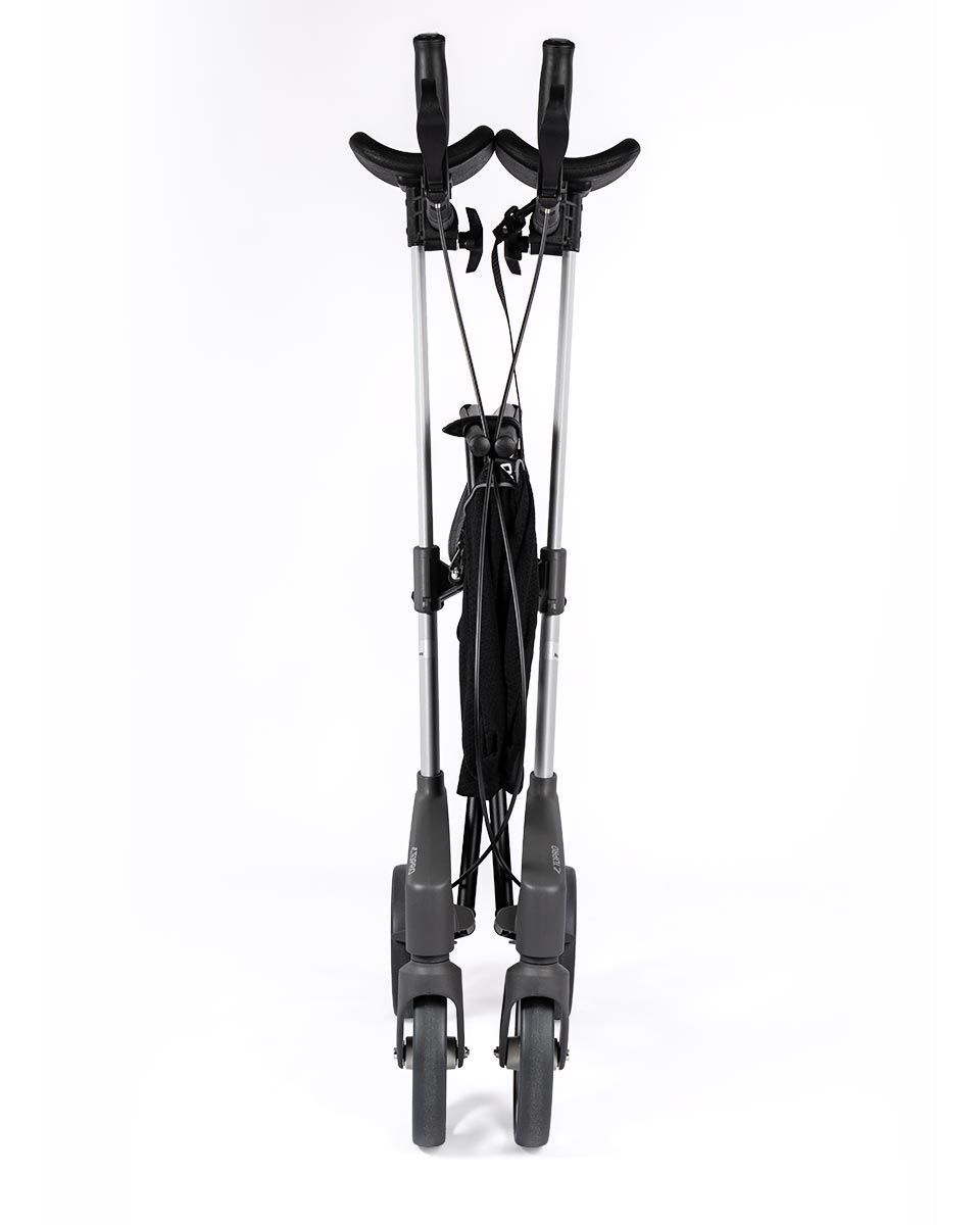 Gefalteter Unterarmgehwagen, silberfarben, mit schwarzen Armauflagen und Rädern.