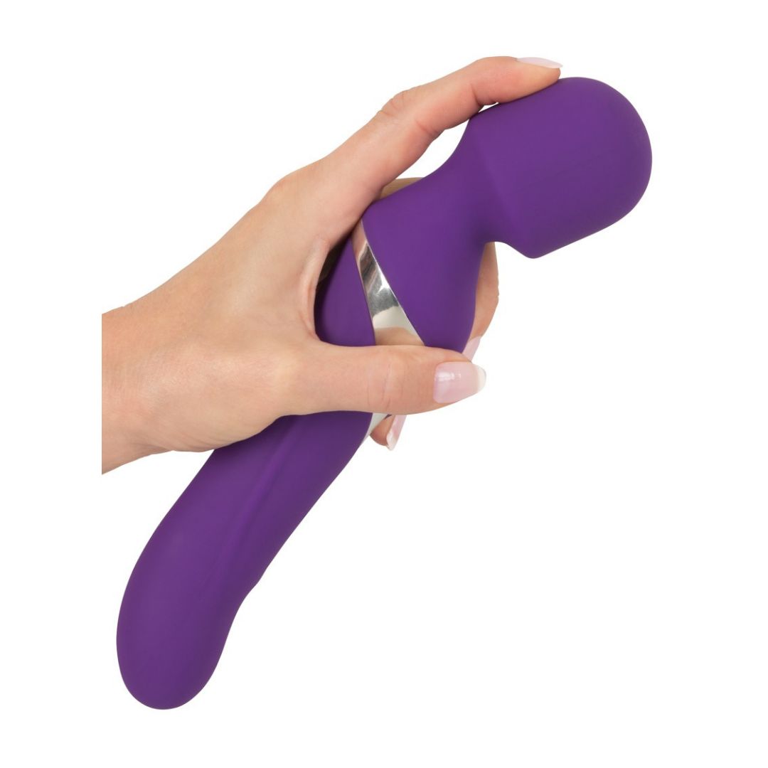 Lila Vibrator, in einer Hand gehalten. Silberfarbener Akzent. Abgerundete Form mit einem Kopf.