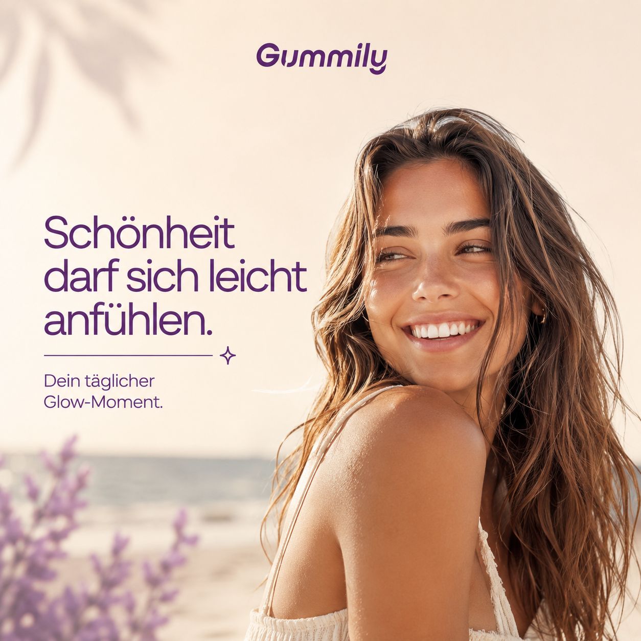 Lächelnde Frau am Strand, die die tägliche Beauty-Routine mit Gummily unterstreicht.