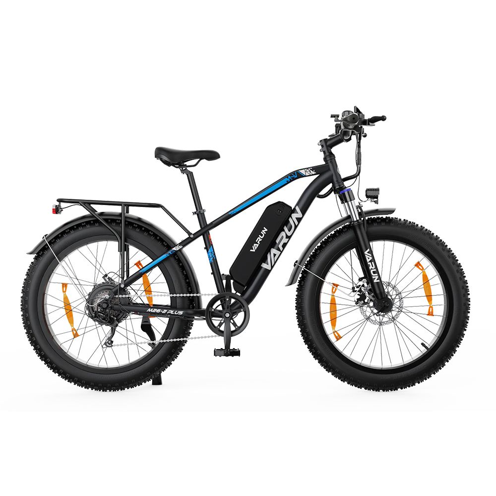 Schwarzes E-Mountainbike mit VARUN-Logo, breiten Reifen, Gepäckträger und Frontscheinwerfer. Blaue Akzentfarbe.