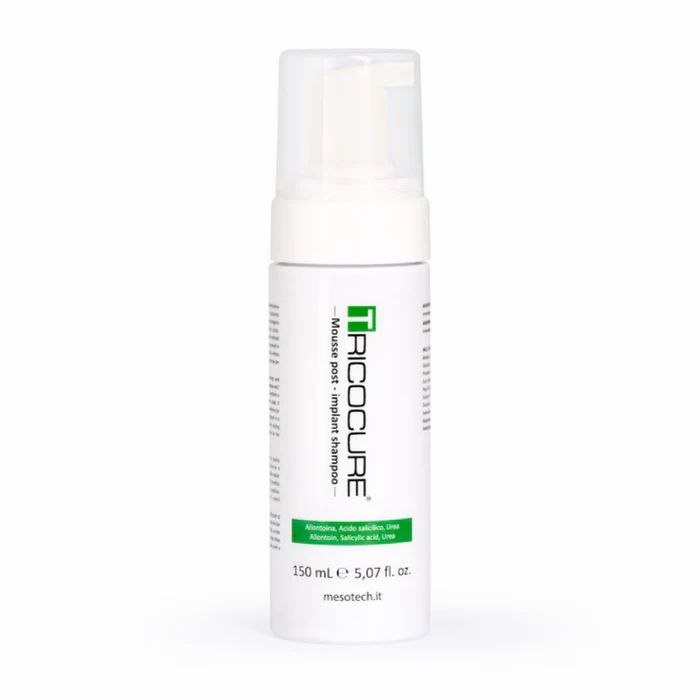 Weiße Flasche mit Pumpverschluss. Aufschrift: Tricocure, Mousse post-implant Shampoo. Volumen: 150 ml.