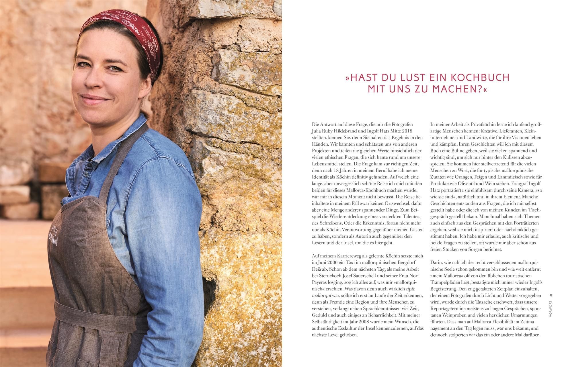 Frau mit Kopftuch und Schürze vor Steinmauer. Text in deutscher Sprache. Buchseite mit Frage: Hast du Lust ein Kochbuch mit uns zu machen?