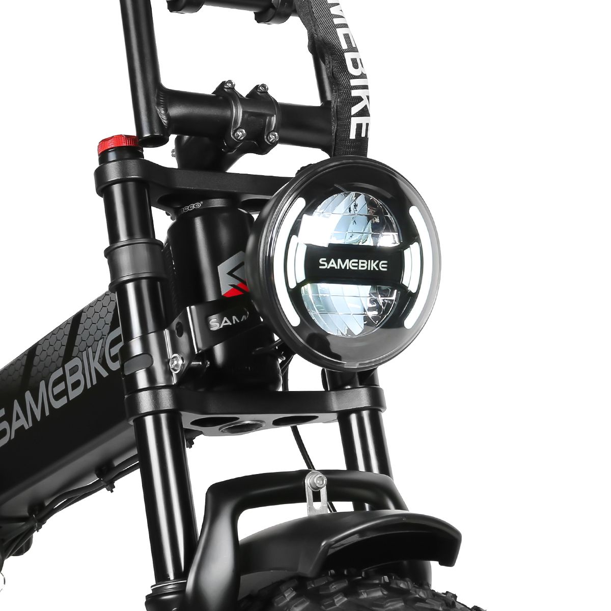 Nahaufnahme des Scheinwerfers eines SAMEBIKE RS-A02 E-Mountainbikes. Rundes LED-Licht mit weißem Licht.