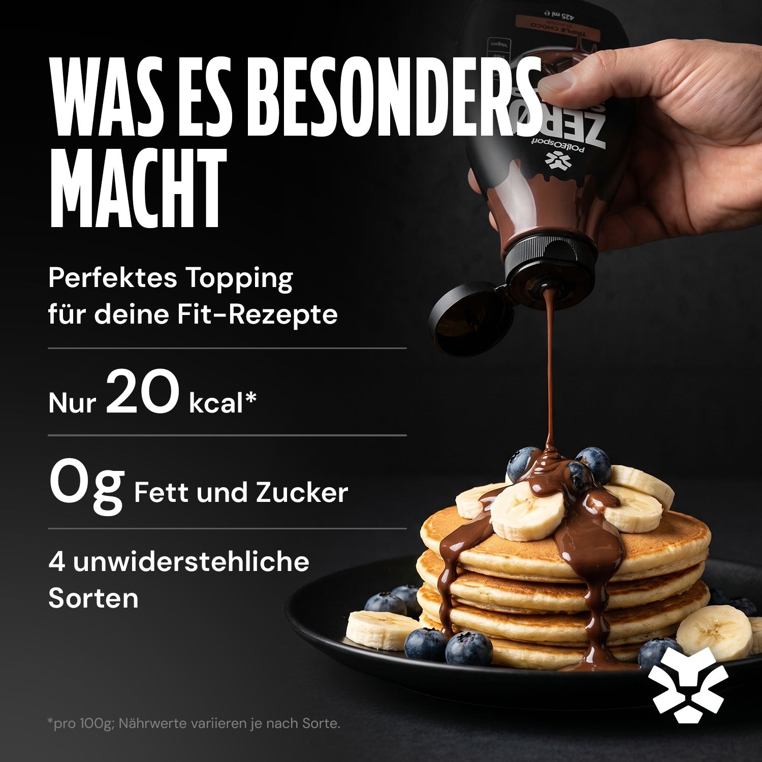 Schwarze Flasche mit Schokoladensirup, der über einen Stapel Pfannkuchen gegossen wird. Text hebt Kalorien- und Zuckerfreiheit hervor.