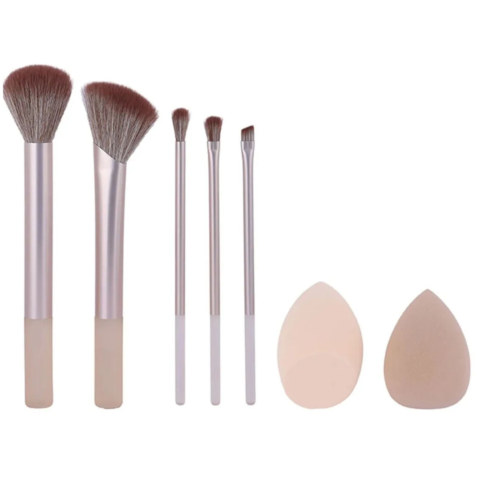Set mit fünf Make-up-Pinseln mit silbernen Griffen und zwei Make-up-Schwämmen.
