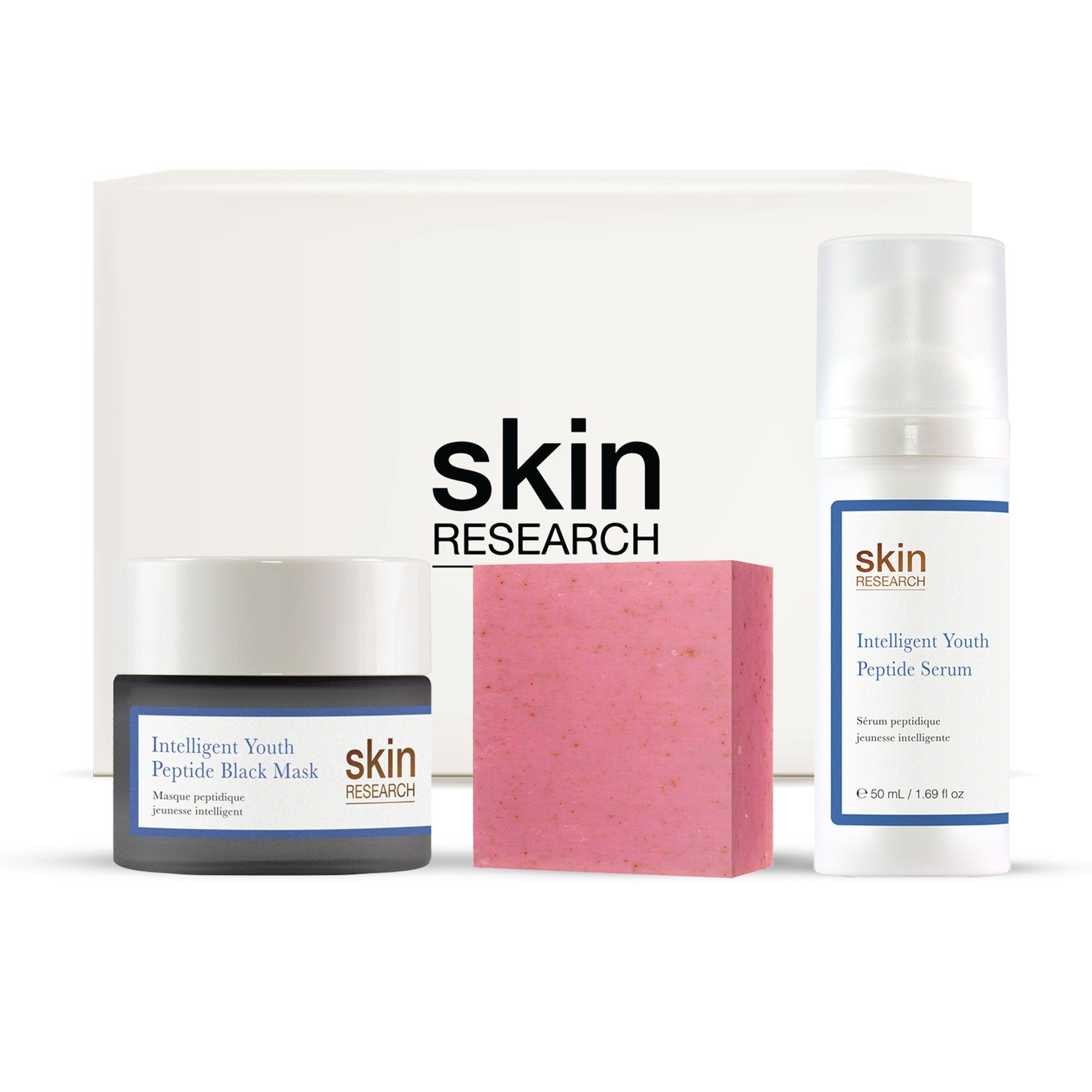 Geschenkset mit Hautpflegeprodukten. Enthält eine schwarze Maske, ein Serum, und Seife. Alle Produkte tragen den Schriftzug "skin RESEARCH".