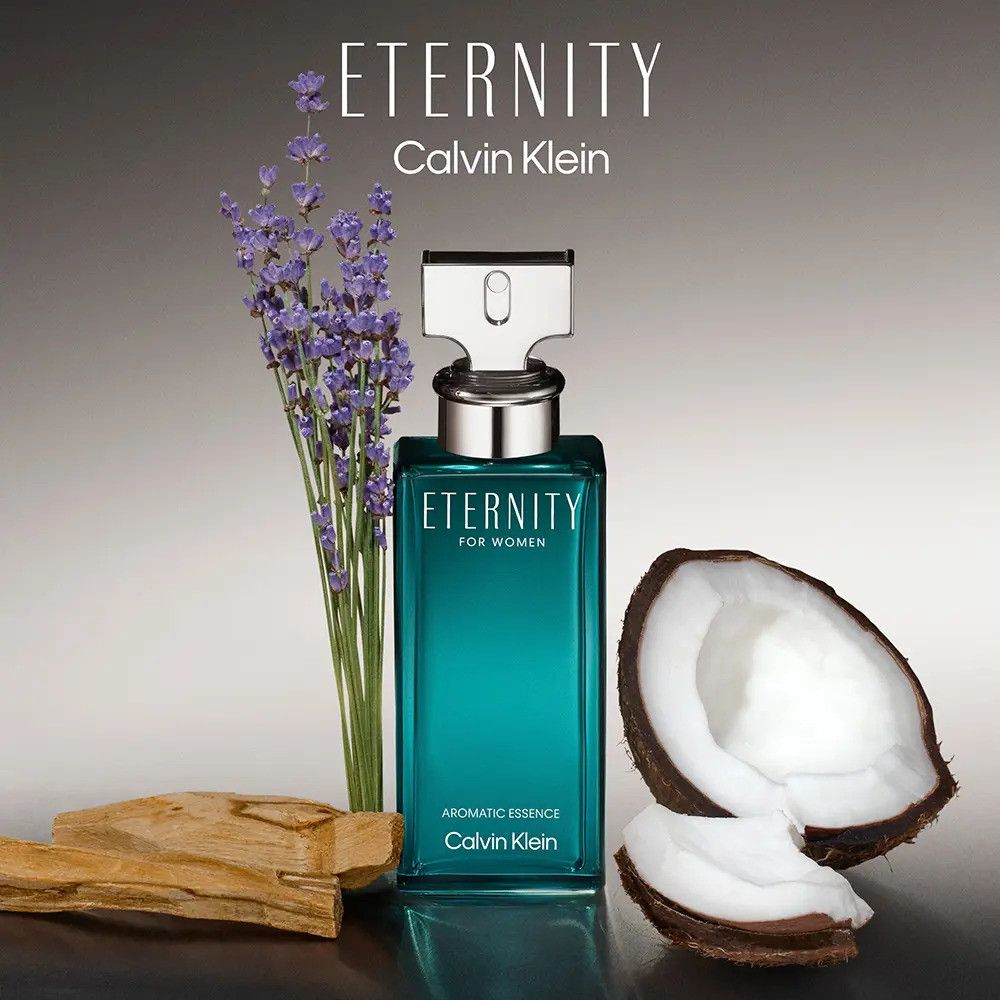 Türkisgrüner Flakon mit silbernem Verschluss. Daneben Lavendel, Kokosnuss und Holz. Aufschrift: Eternity for Women, Calvin Klein.