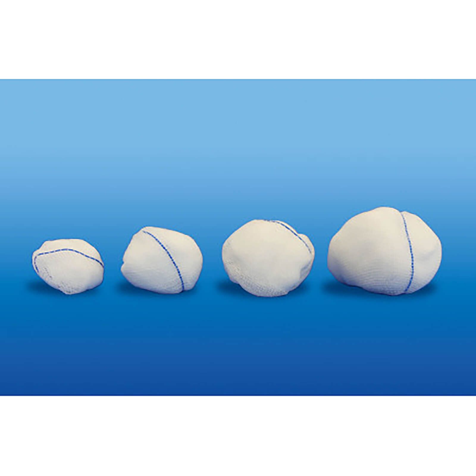 Vier weiße Mulltupfer mit blauer Naht auf blauem Hintergrund. Unterschiedliche Größen.