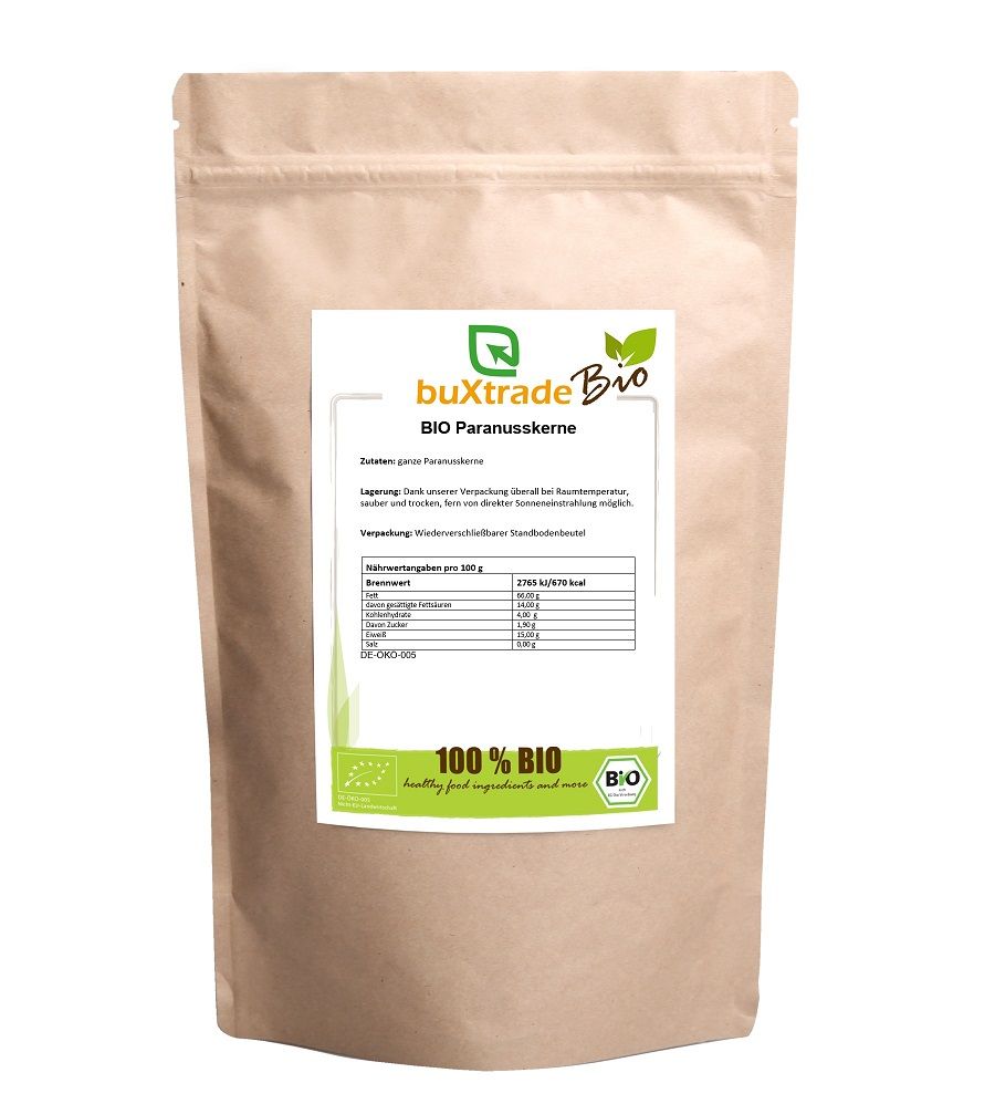 Braune Papiertüte mit Aufdruck. Aufkleber mit "buXtrade Bio Paranusskerne" und Nährwertangaben. "100% BIO" Siegel.