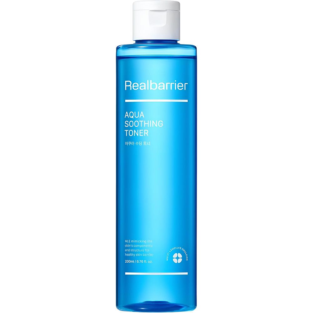 Blaues Toner-Fläschchen mit weißem Deckel. Aufschrift: Realbarrier, Aqua Soothing Toner. Aufkleber mit Text und Logo.