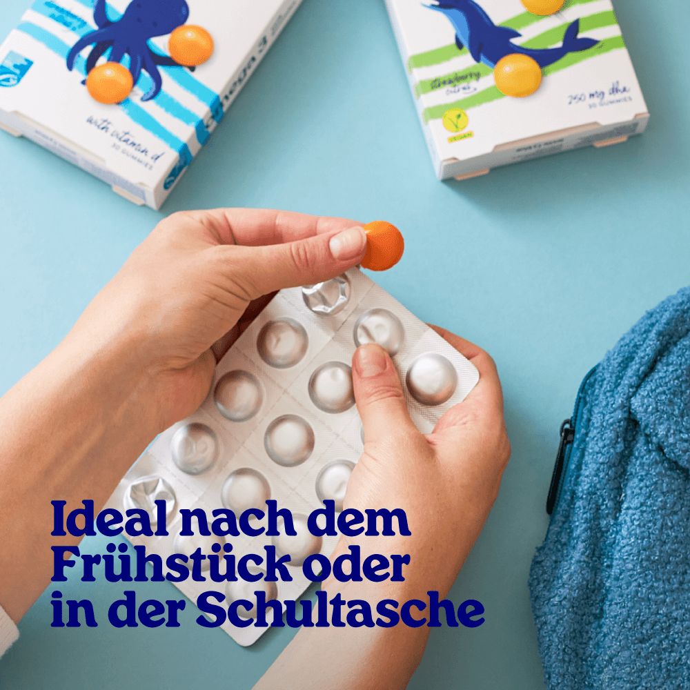 Hände nehmen Arctic Blue Omega 3 Gummis aus Blisterpackung.