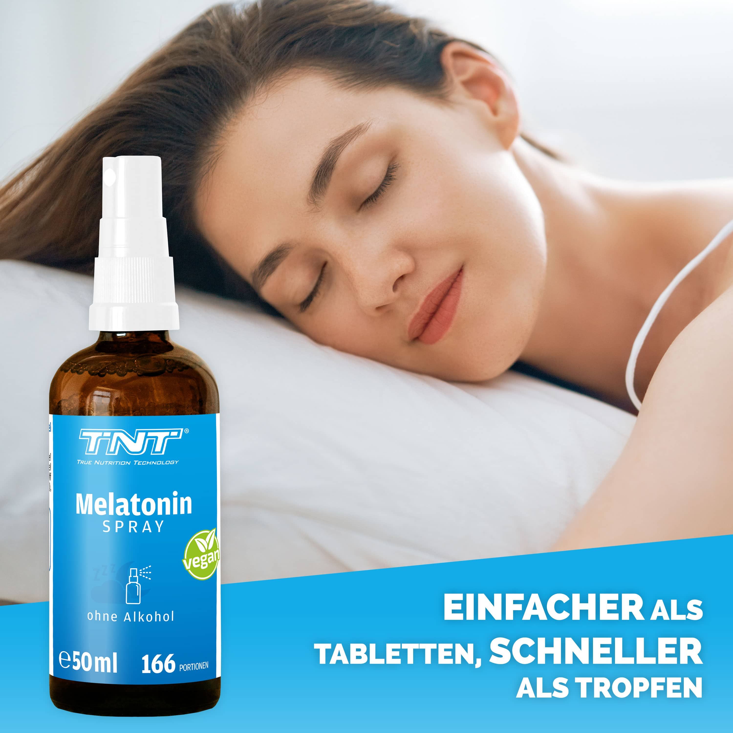 Frau schläft auf einem Kissen. Daneben eine braune Flasche mit weißem Sprühkopf. Aufschrift: "Melatonin SPRAY".