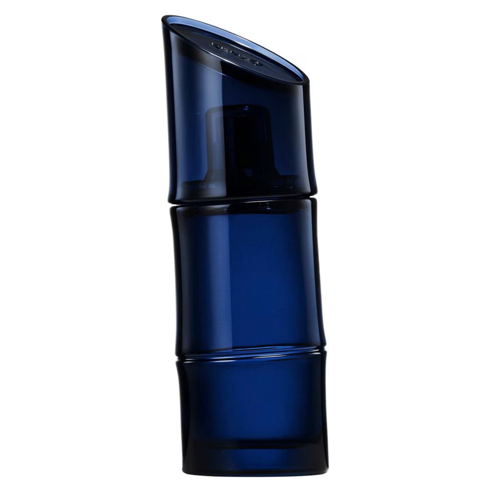 Blaues Parfümflakon in Bambusform. Dunkelblauer Deckel. Schräge Form. Glas. Auf weißem Hintergrund.