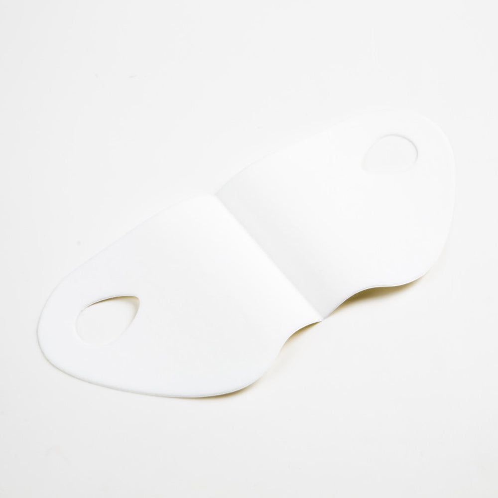 Weiße Kinnmaske. Form: Schmetterling. Mit Aussparungen für die Ohren.