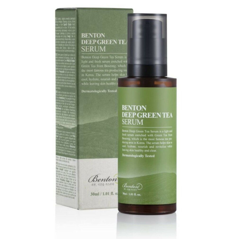 Braune Glasflasche mit grünem Etikett und schwarzem Pumpverschluss. Daneben eine grüne Verpackung. Text: "Benton Deep Green Tea Serum".