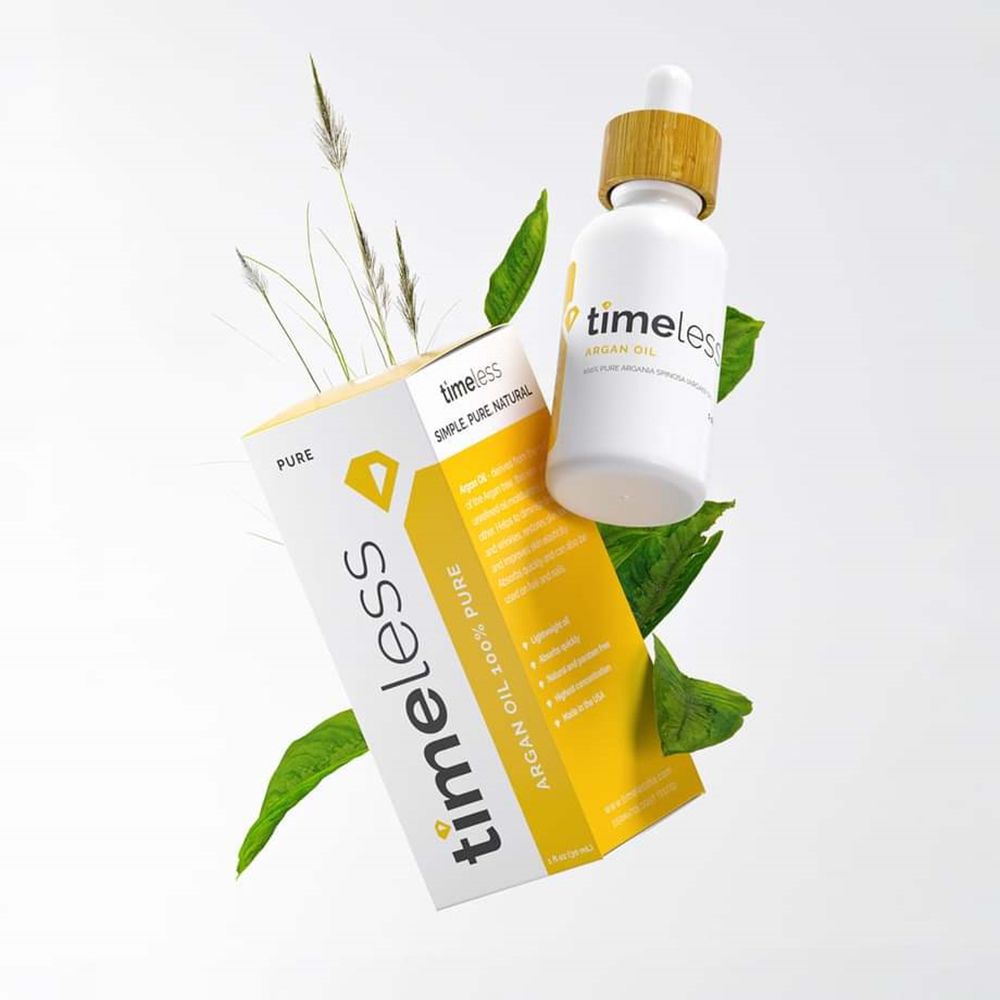 Produktverpackung und Flasche. Gelbe Schachtel mit "timeless" Schriftzug und Flasche mit Holzdeckel und Pipette.