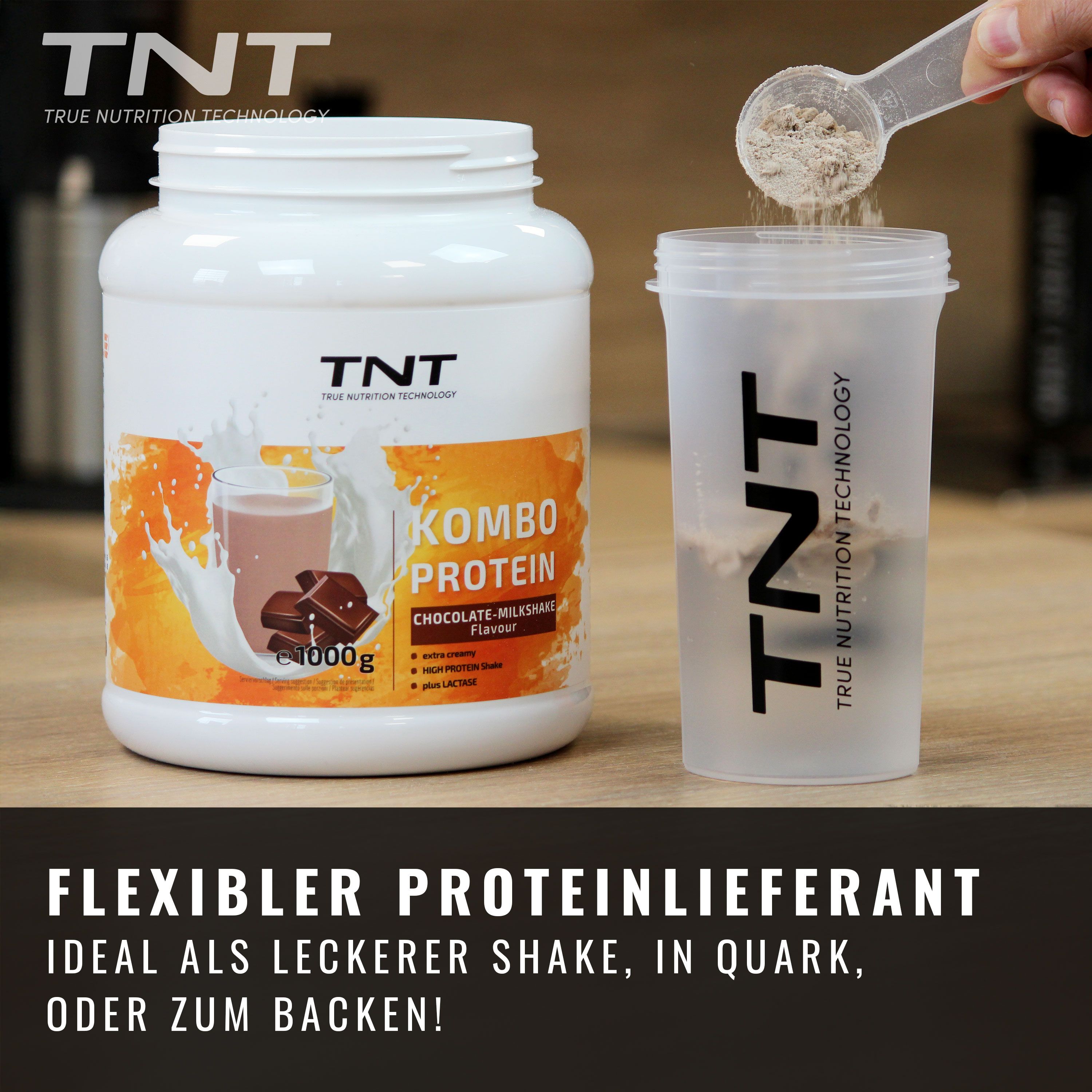 TNT Kombo Protein-Behälter, Shaker und Messlöffel. Text: Kombo Protein, Chocolate Milkshake Flavour. Zusätzliche Informationen und Logos.