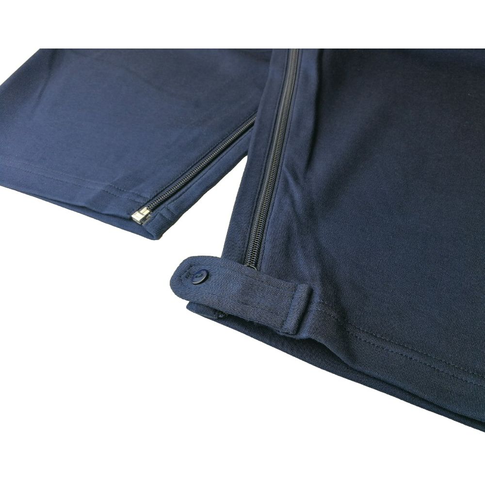 Nahaufnahme des blauen Overalls. Reißverschluss an der Beinseite. Knopfverschluss am Beinabschluss.