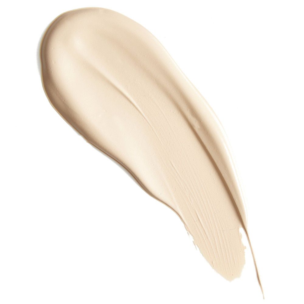 Heller Concealer-Farbton, als diagonaler Strich auf weißem Hintergrund. Textur sichtbar.
