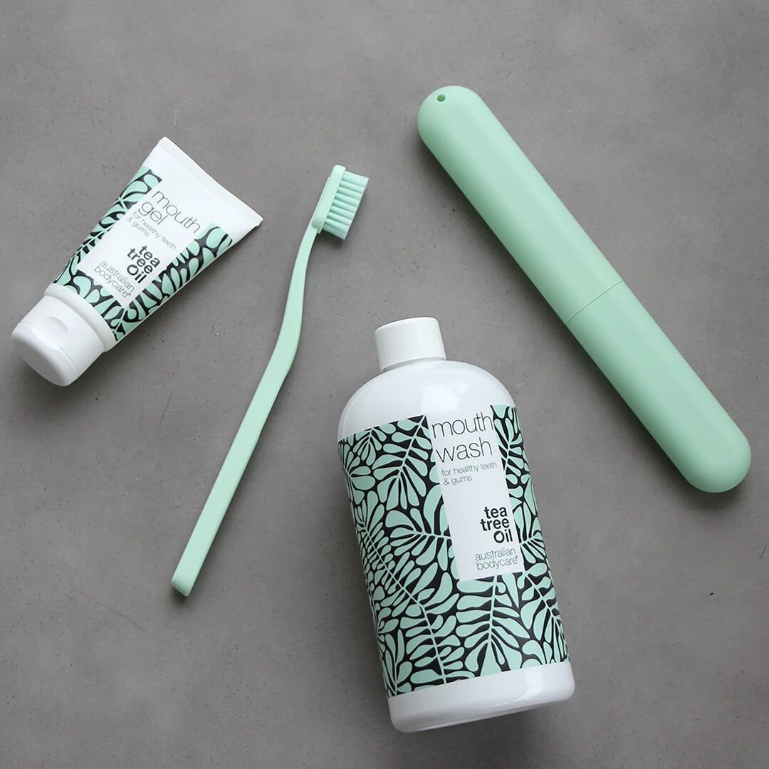 Zahnpasta, Zahnbürste, Mundwasser und Mundgel. Produkte mit grünen Blättern. "Australian Bodycare".