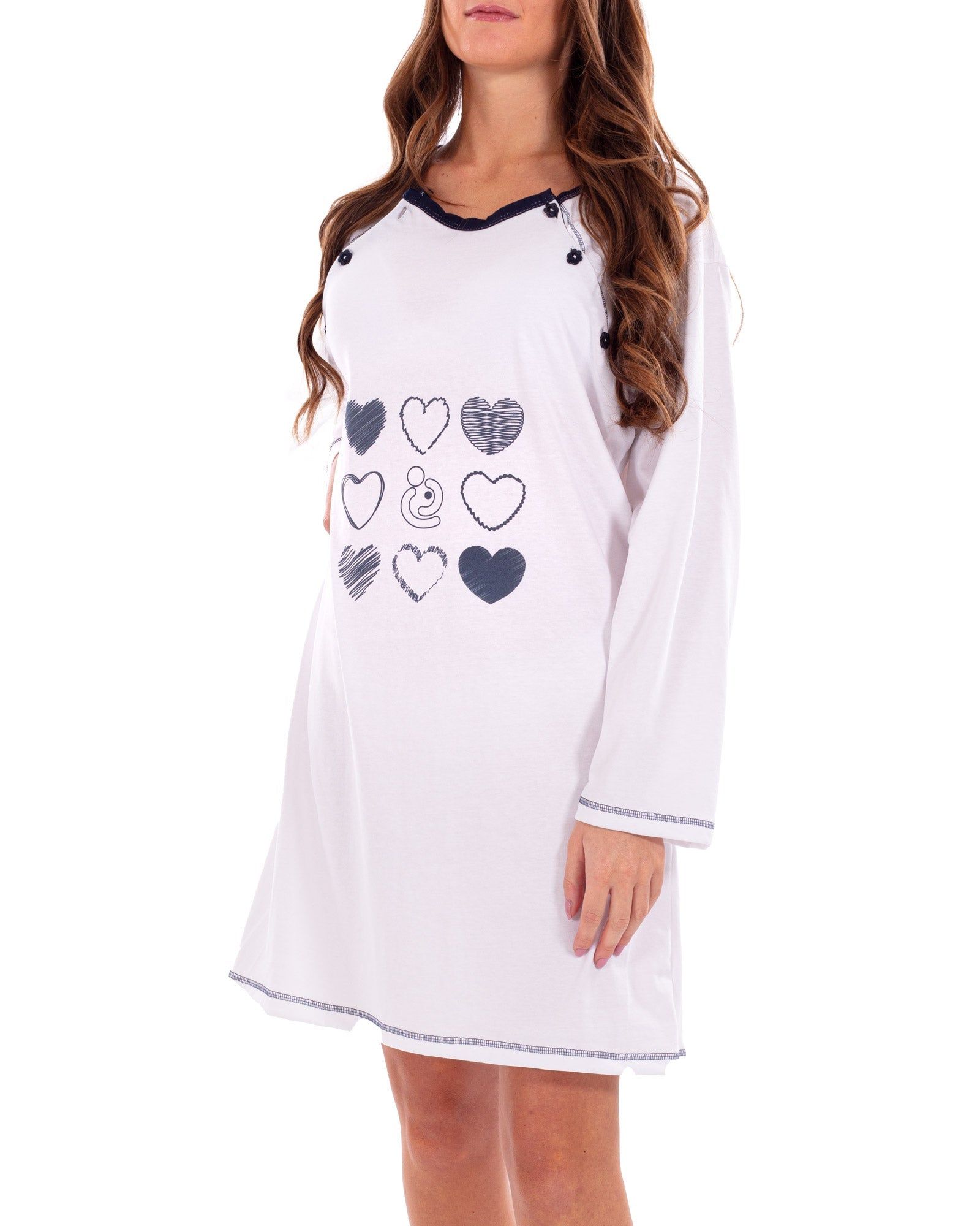 Weißes Stillhemd mit langen Ärmeln. Dunkelblaue Ziernähte und Knöpfe. Auf der Brust sind Herzen abgebildet.