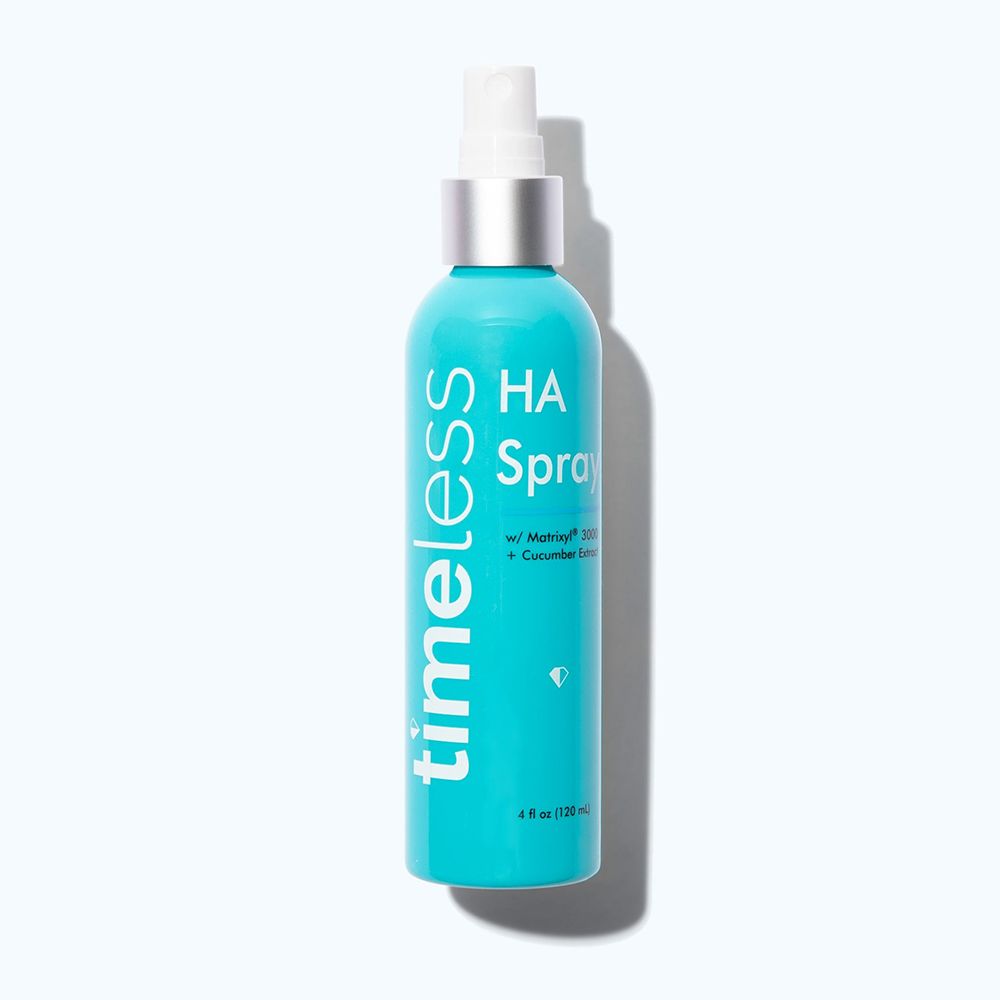 Türkisblaue Sprühflasche mit weißem Sprühkopf. Aufschrift: timeless HA Spray, Matrixyl 3000, Gurkenextrakt. 120ml.