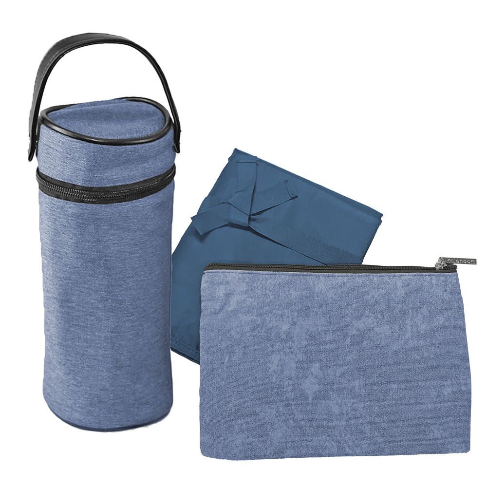 Flaschenhalter, Wickelunterlage und Kosmetiktasche. Blaues Textilmaterial mit schwarzen Reißverschlüssen.