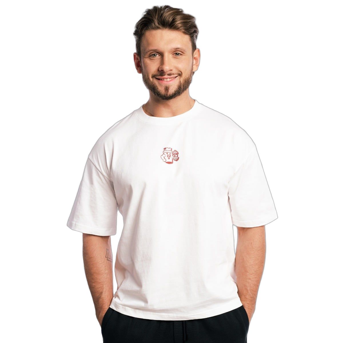 Herren Boxy-Oversized T-Shirt in Weiß mit kleinem rotem Logo auf der Brust.