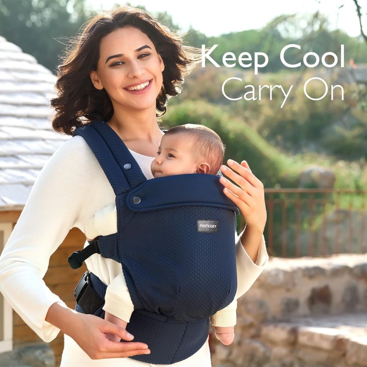 Frau mit Baby im blauen Babytragetuch. Momcozy-Logo sichtbar. Text: Keep Cool Carry On.