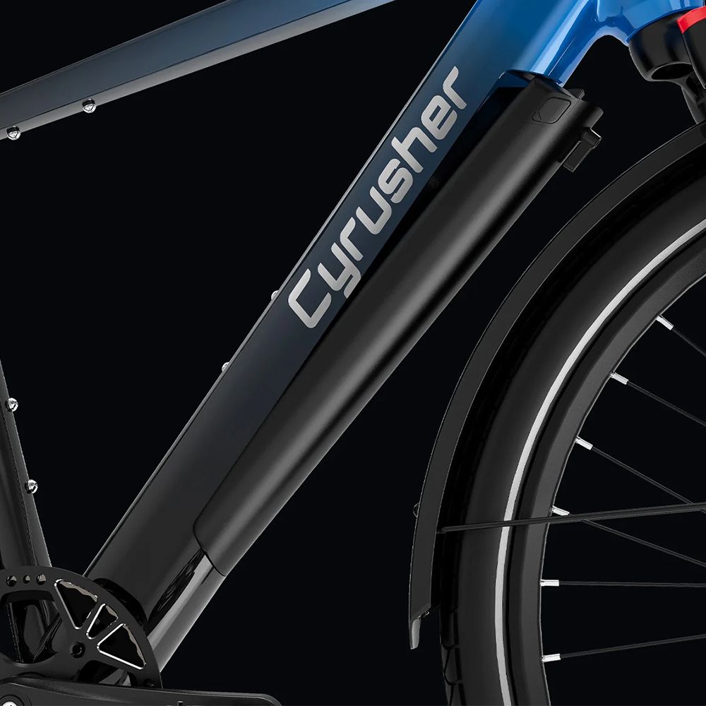 Nahaufnahme des Rahmens eines Elektrofahrrads. Sichtbar: Cyrusher-Logo, Akku und Schutzblech.