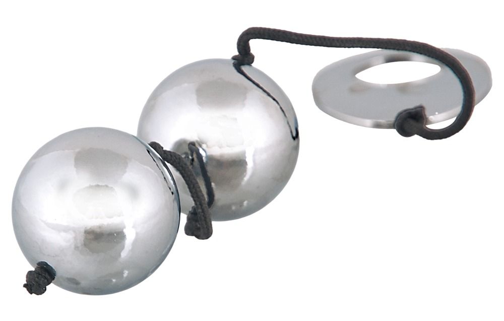 Zwei metallische Kugeln, verbunden durch eine Schnur, mit einem flachen Griff. Glänzende Oberfläche.