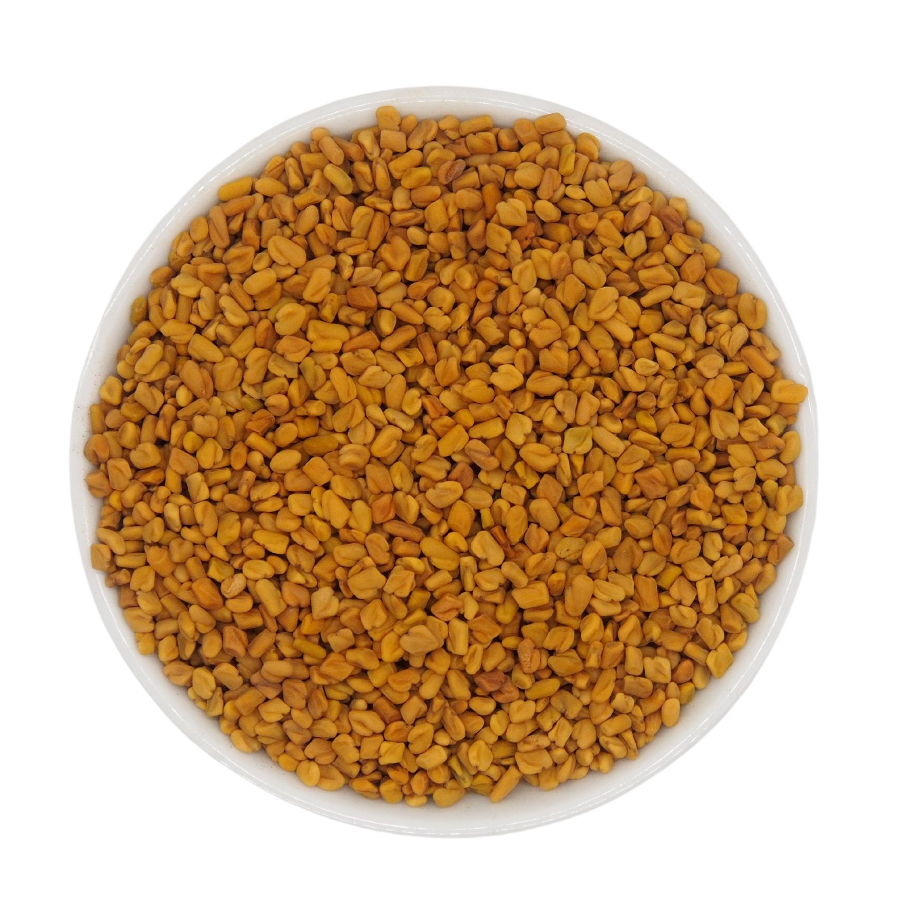 Runde, weiße Schale gefüllt mit gelb-braunen Bockshornkleesamen. Draufsicht, isoliert auf weißem Hintergrund.