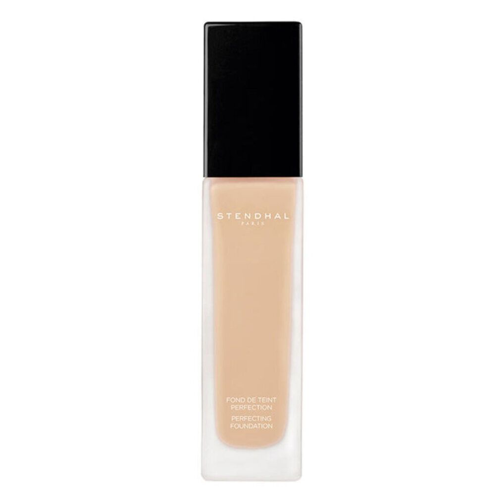 Stendhal Fondotinta perfezionatore 320 Sable. Rechteckige Glasflasche mit schwarzem Deckel. Beige Foundation sichtbar.
