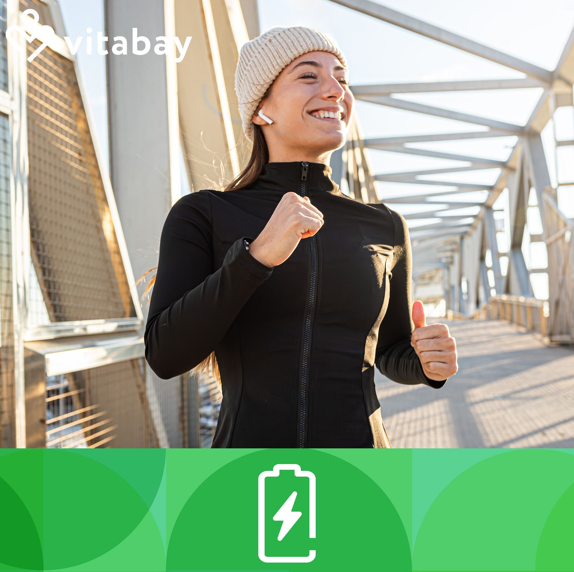 Lächelnde Frau in Sportkleidung auf Brücke. Logo Vitabay. Grüner Hintergrund mit weißem Symbol.
