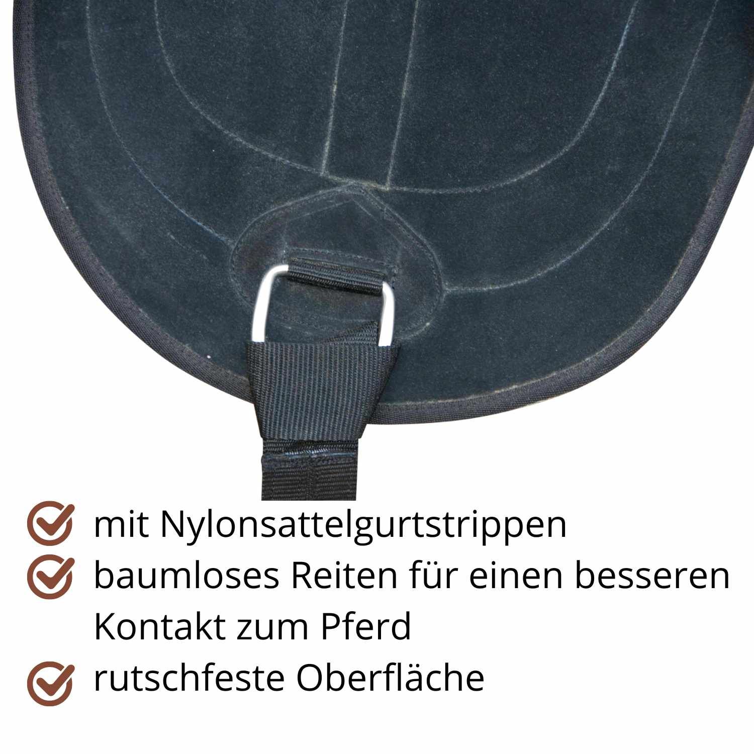 Schwarzes Reitpad mit Text. Text: mit Nylonsattelgurtstrippen, baumloses Reiten, rutschfeste Oberfläche.
