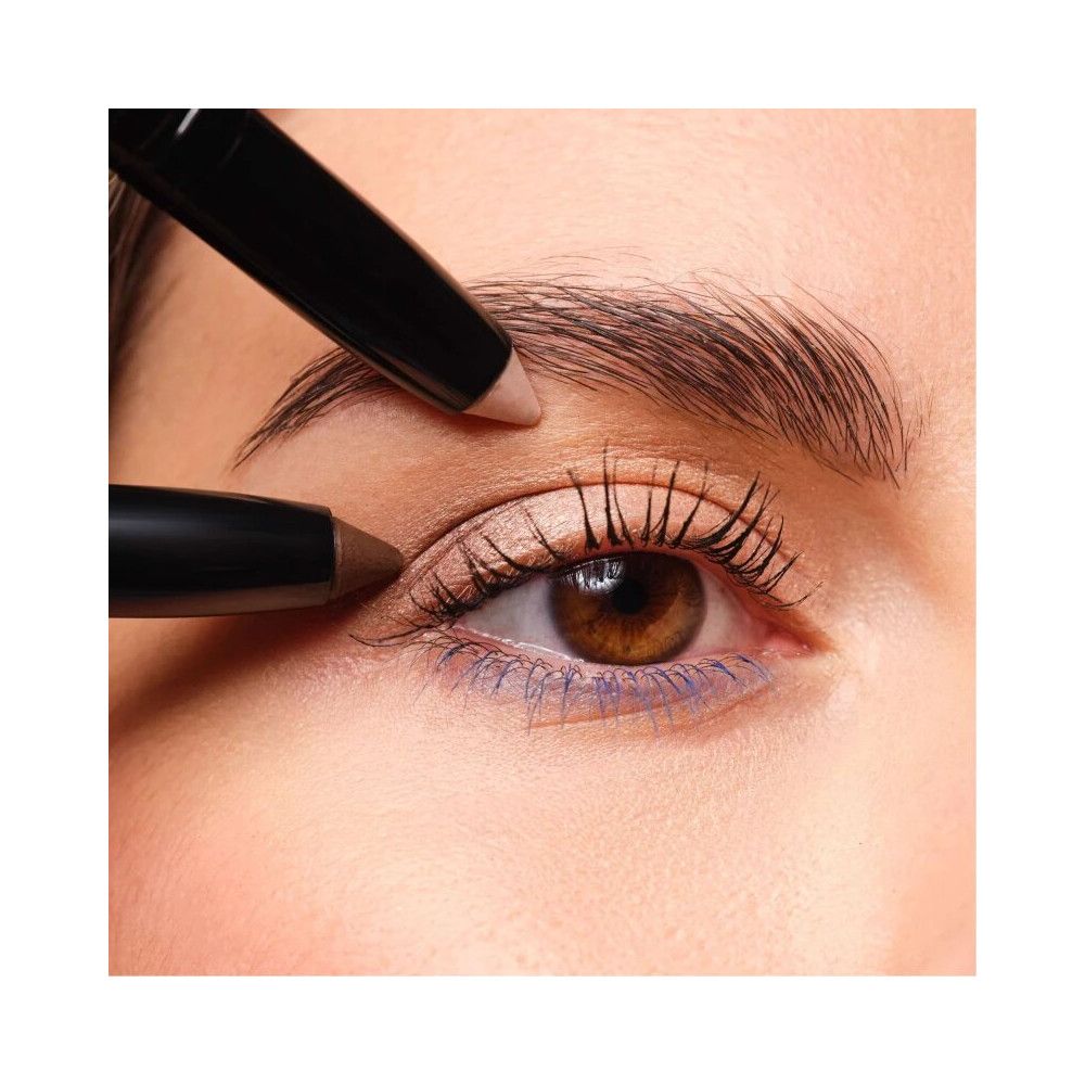 Auge mit Lidschatten. Artdeco High Performance Eyeshadow Stylo wird verwendet. Braune und beige Farbtöne.