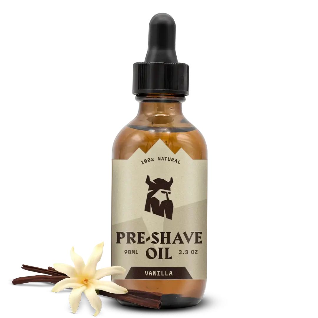 Braune Glasflasche mit schwarzem Tropfer. Etikett mit Logo und Schriftzug: Pre-Shave Oil. Vanille-Blüte und Stangen.