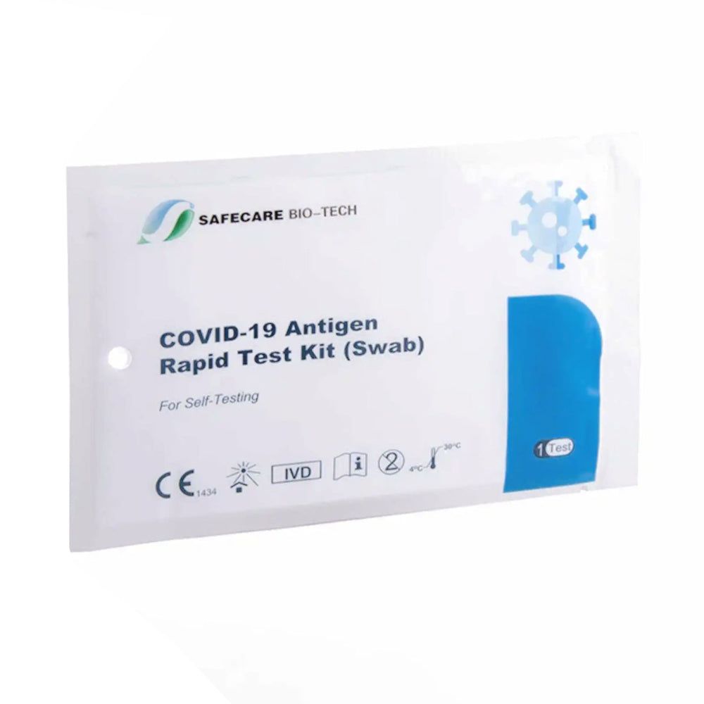 Verpackung eines COVID-19 Antigen Schnelltests. Aufschrift: SAFECARE BIO-TECH, COVID-19 Antigen Rapid Test Kit (Swab). Mit CE-Kennzeichnung.