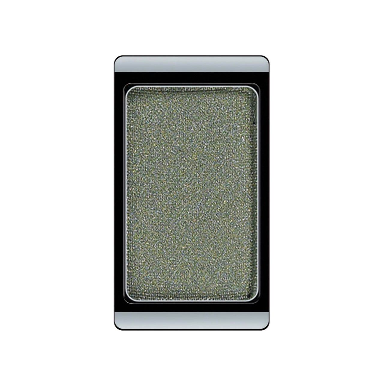 Lidschatten in rechteckiger Form. Farbe: Grün mit Glitzer. Schwarzer Rahmen mit silberner Oberseite.