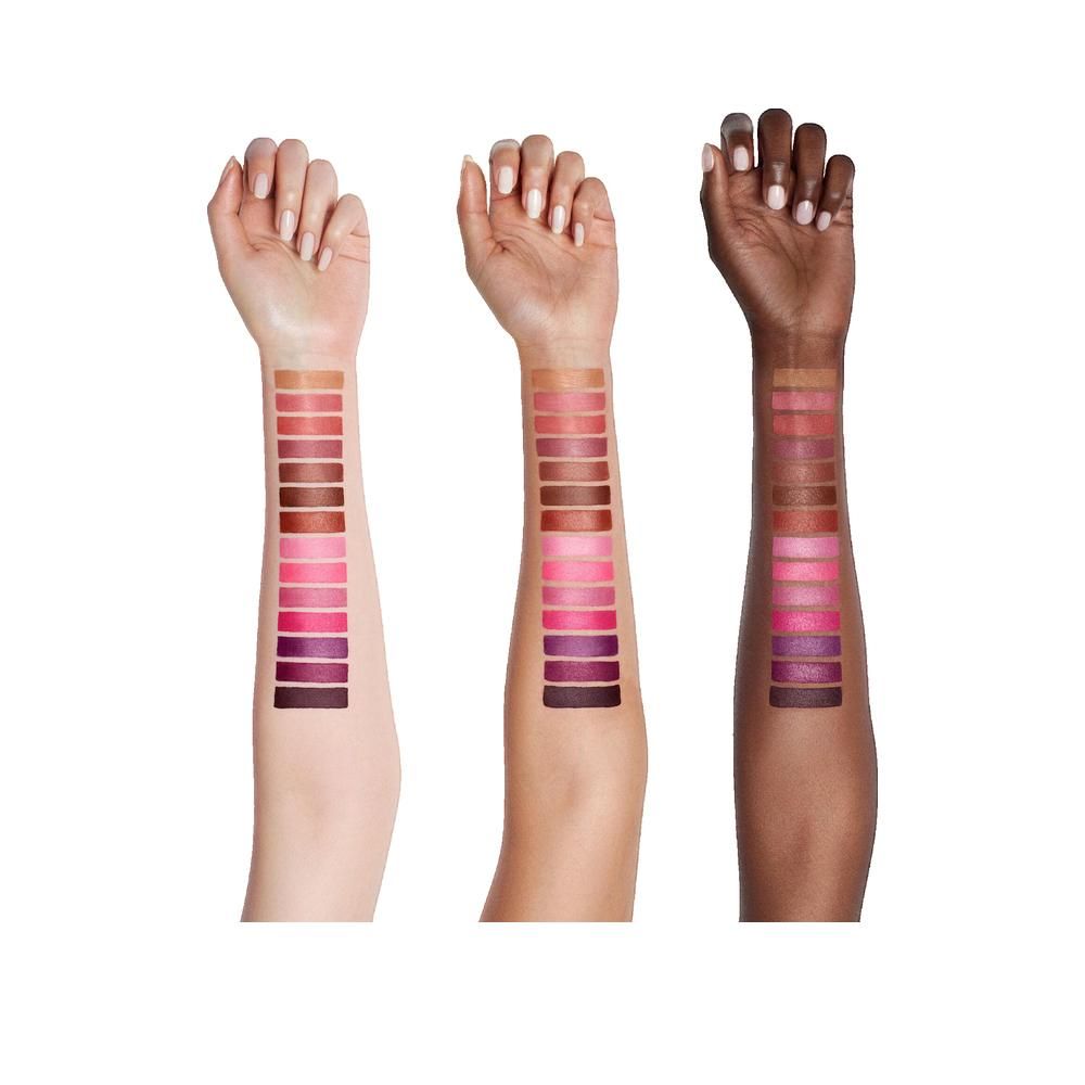 Arme mit Lippenstift-Farbmustern. Verschiedene Hauttöne zeigen Farbtöne von Rosa bis Braun. Jede Reihe zeigt eine Farbnuance.