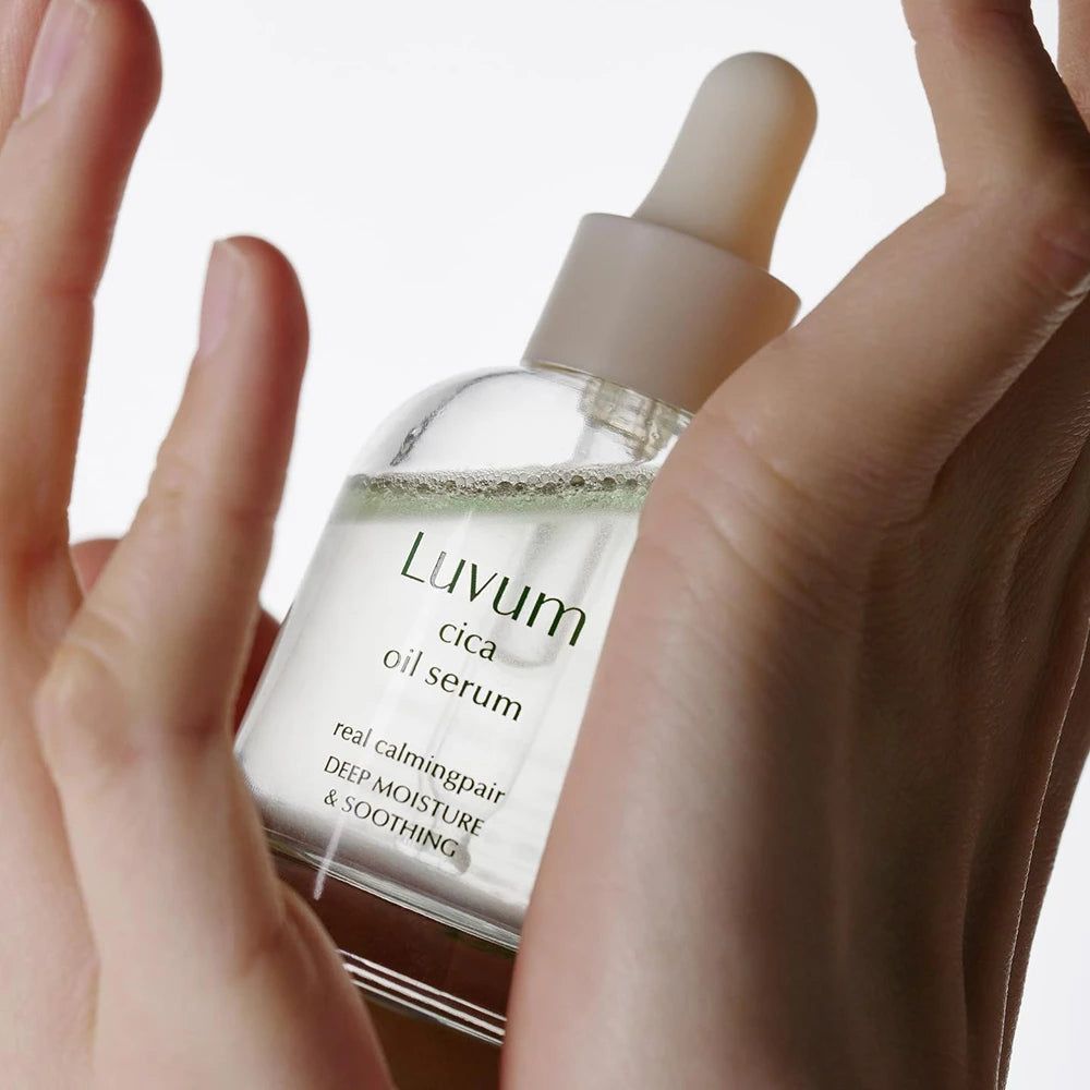 Hände halten eine Serumflasche. Aufschrift: Luvum cica oil serum. Text: real calming repair, deep moisture & soothing.