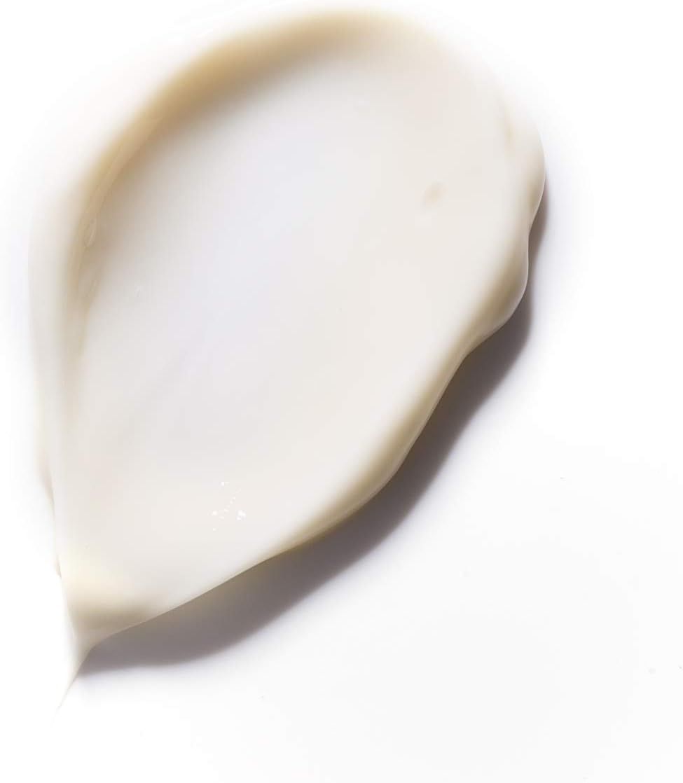 Ein Klecks weißer Creme auf weißem Hintergrund.